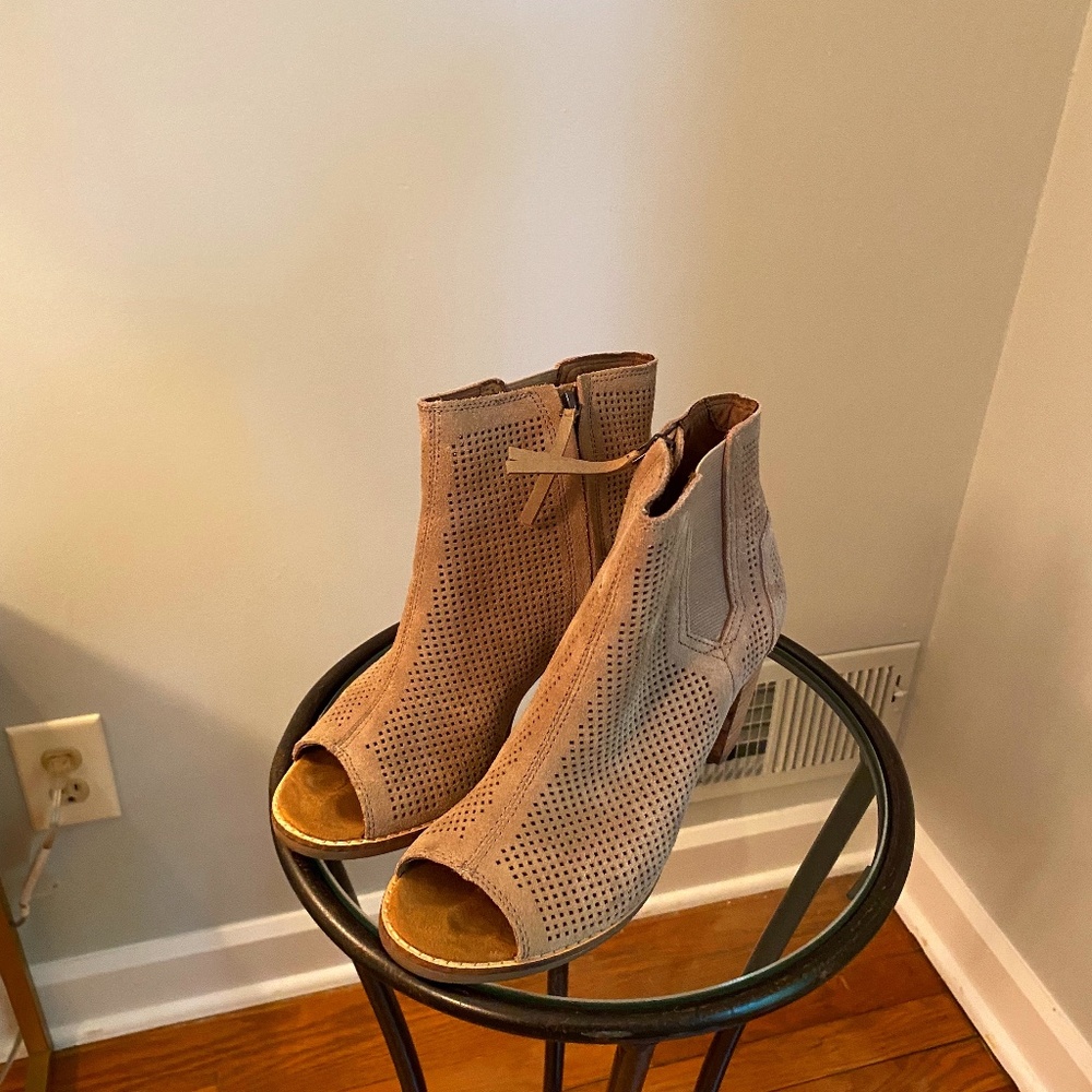 Toms taupe suede sandals sz 7